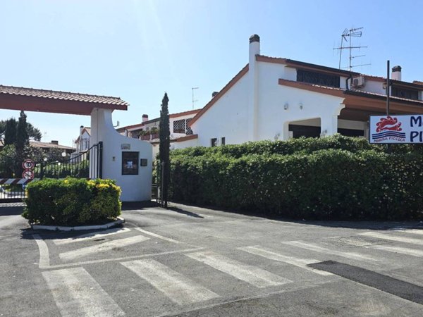 appartamento in vendita ad Ardea in zona Marina di Ardea