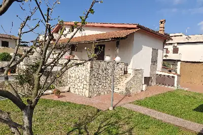 casa indipendente in vendita ad Ardea in zona Marina di Ardea