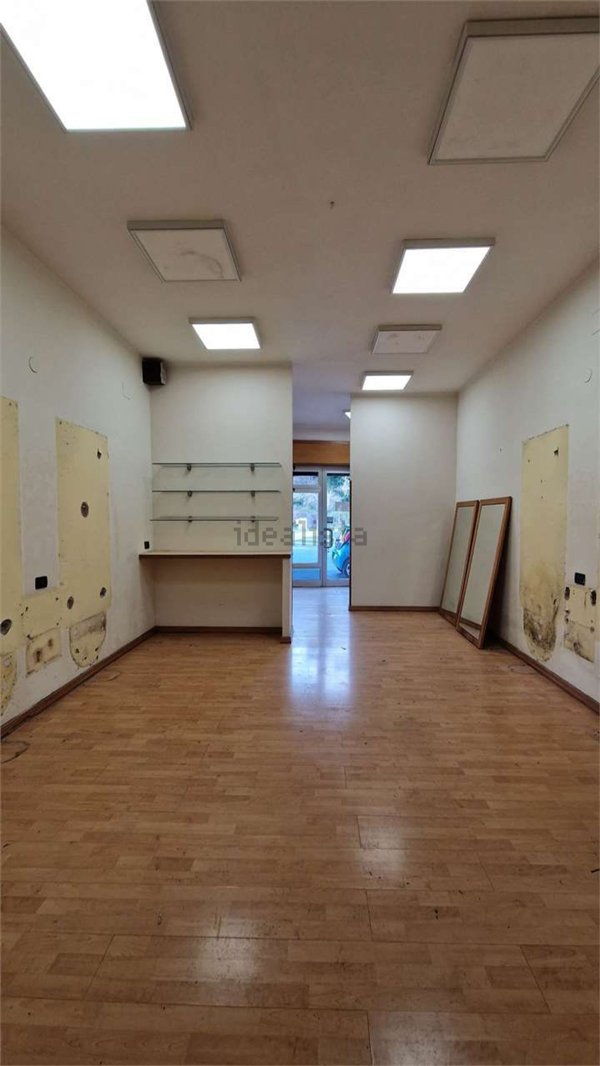 locale commerciale in vendita ad Ardea
