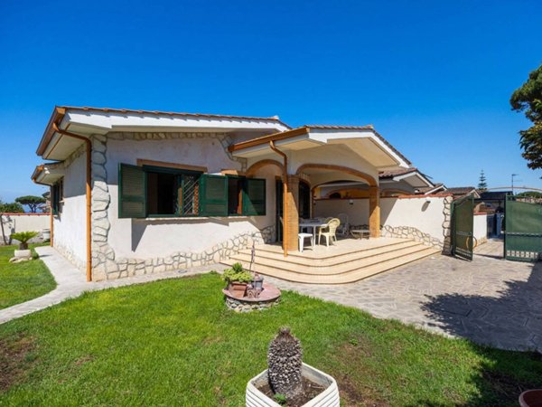 casa indipendente in vendita ad Ardea in zona Lido dei Pini