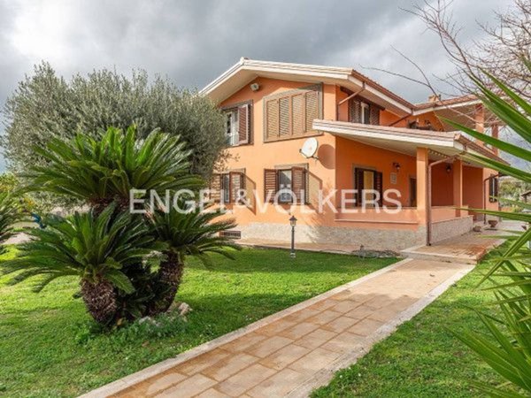 casa indipendente in vendita ad Ardea in zona Castagnetta