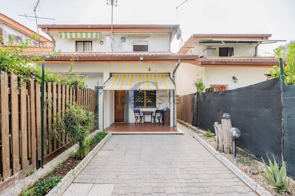 casa indipendente in vendita ad Ardea in zona Marina di Ardea