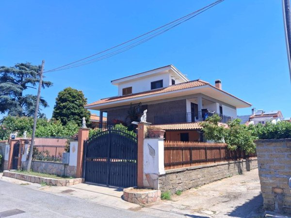 casa indipendente in vendita ad Ardea in zona Colle Romito