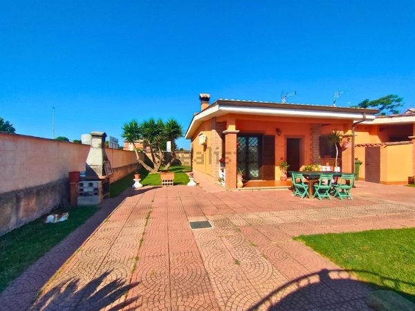casa indipendente in vendita ad Ardea in zona Marina di Ardea