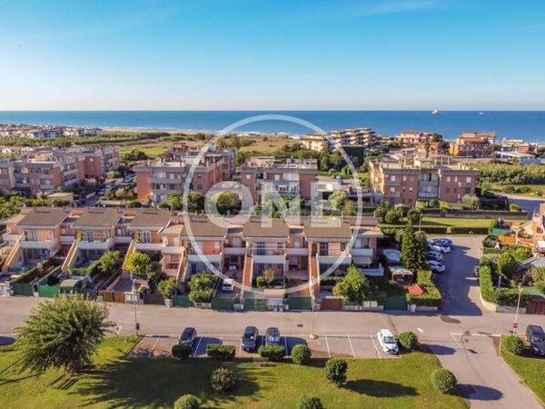 appartamento in vendita ad Ardea in zona Marina di Ardea