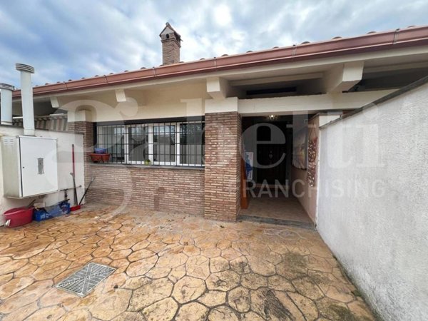 casa indipendente in vendita ad Ardea in zona Marina di Ardea