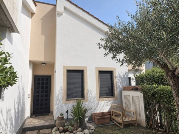 casa indipendente in vendita ad Ardea in zona Colle Romito