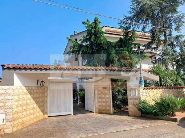 casa indipendente in vendita ad Ardea in zona Banditella