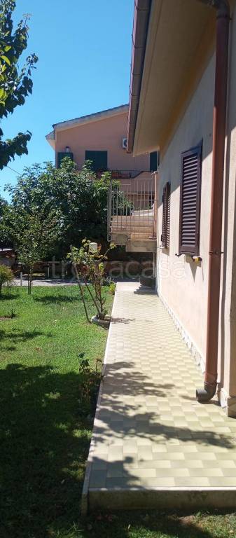 casa indipendente in vendita ad Ardea in zona Banditella