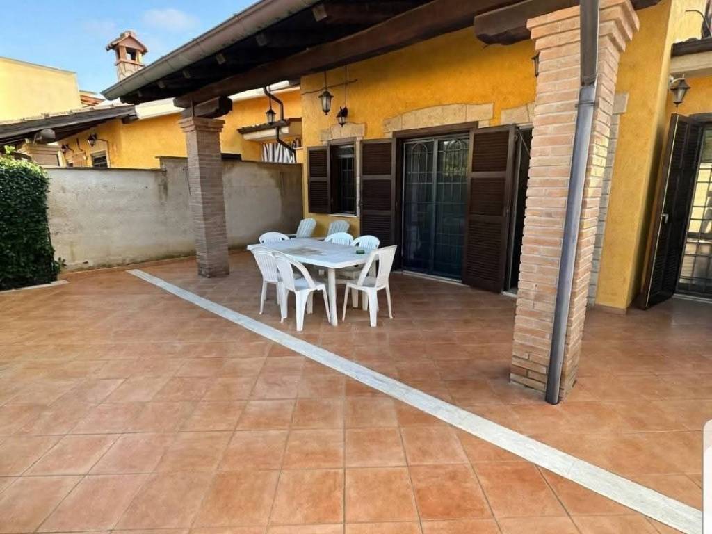 casa indipendente in vendita ad Ardea in zona Lido dei Pini