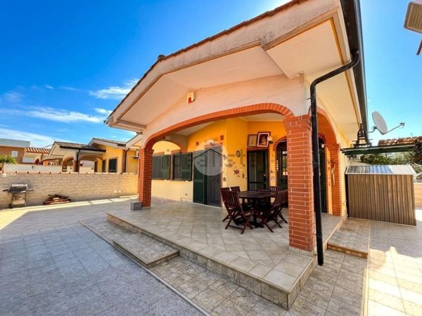 casa indipendente in vendita ad Ardea in zona Lido dei Pini