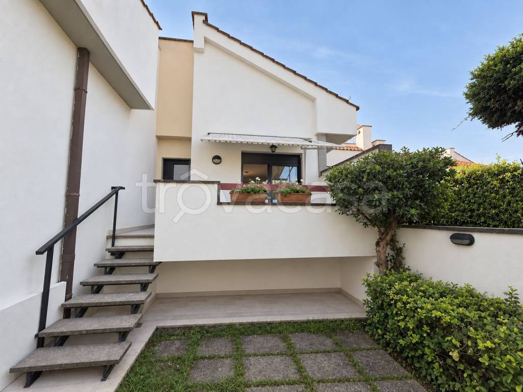 casa indipendente in vendita ad Ardea in zona Colle Romito