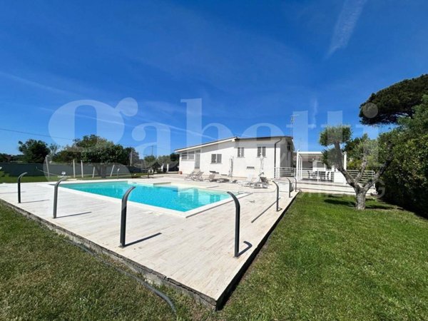 casa indipendente in vendita ad Ardea in zona Castagnetta