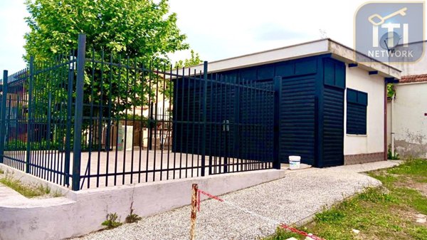 locale commerciale in vendita ad Ardea