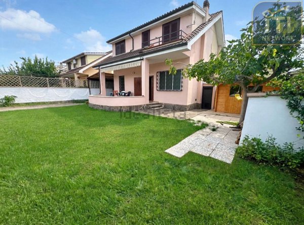 casa indipendente in vendita ad Ardea in zona Marina di Ardea