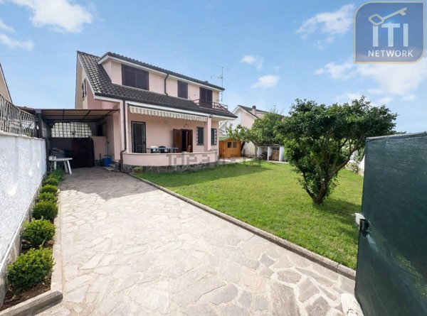 casa indipendente in vendita ad Ardea in zona Marina di Ardea