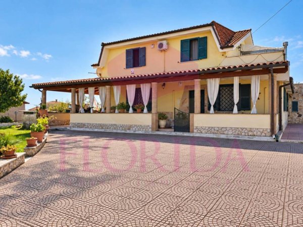 casa indipendente in vendita ad Ardea in zona Castagnetta
