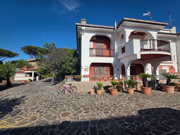 casa indipendente in vendita ad Ardea in zona Colle Romito