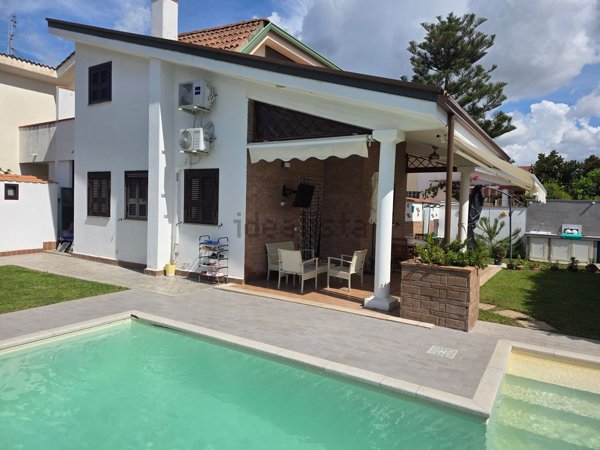 casa indipendente in vendita ad Ardea in zona Colle Romito