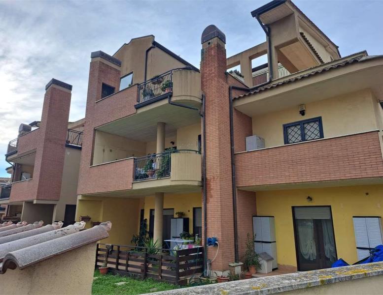 appartamento in vendita ad Ardea in zona Marina di Ardea