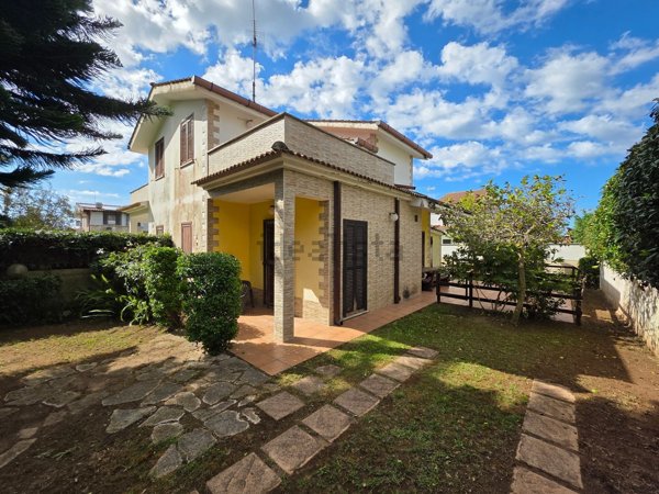 casa indipendente in vendita ad Ardea in zona Colle Romito