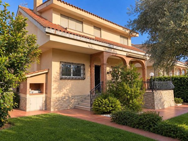 casa indipendente in vendita ad Ardea in zona Colle Romito