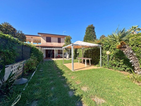 casa indipendente in vendita ad Ardea in zona Lido dei Pini