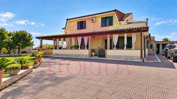 casa indipendente in vendita ad Ardea in zona Castagnetta