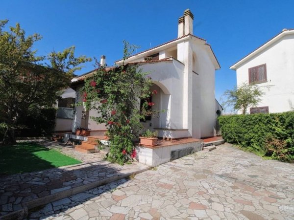 casa indipendente in vendita ad Ardea in zona Lido dei Pini