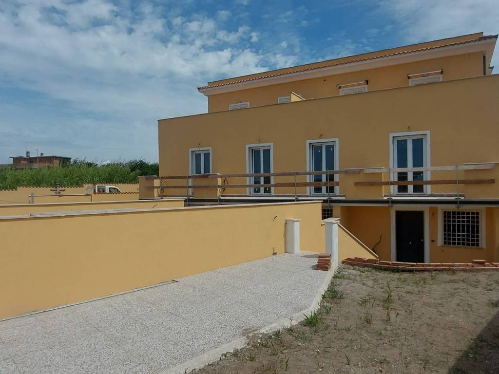 appartamento in vendita ad Ardea in zona Marina di Ardea