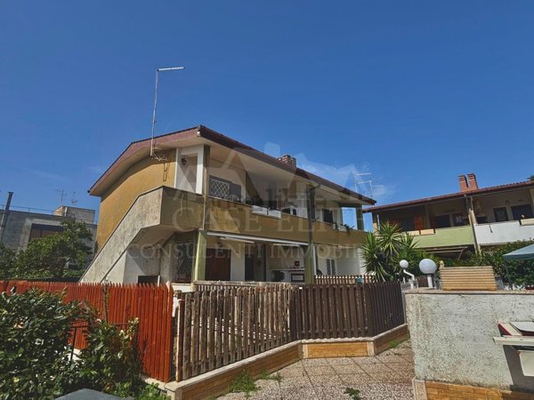 appartamento in vendita ad Ardea in zona Marina di Ardea
