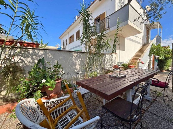 casa indipendente in vendita ad Ardea in zona Nuova California