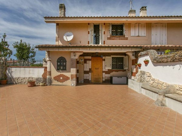 casa indipendente in vendita ad Ardea in zona Marina di Ardea