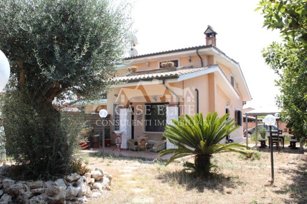 casa indipendente in vendita ad Ardea in zona Marina di Ardea