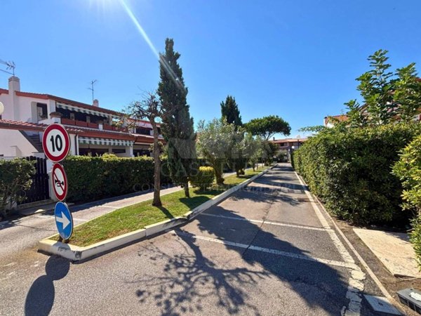appartamento in vendita ad Ardea in zona Marina di Ardea