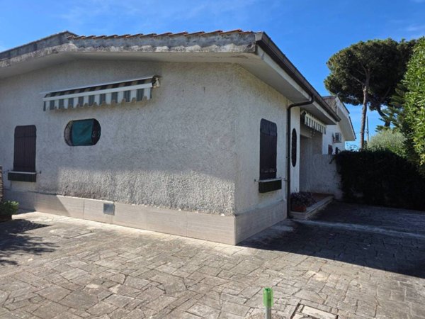 casa indipendente in vendita ad Ardea in zona Colle Romito