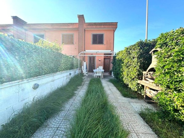 casa indipendente in vendita ad Ardea in zona Marina di Ardea