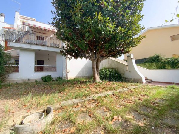 casa indipendente in vendita ad Ardea in zona Marina di Ardea