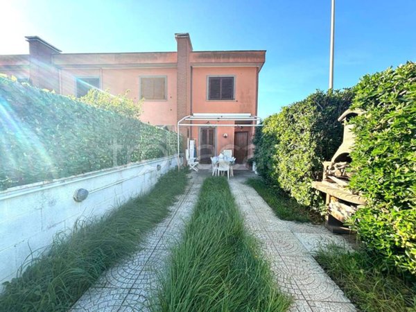 casa indipendente in vendita ad Ardea in zona Marina di Ardea