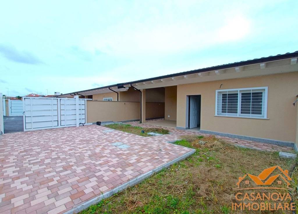 casa indipendente in vendita ad Ardea in zona Marina di Ardea