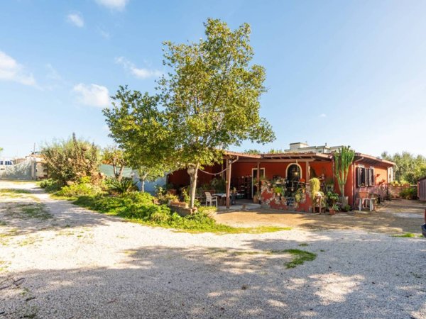 casa indipendente in vendita ad Ardea in zona Castagnetta