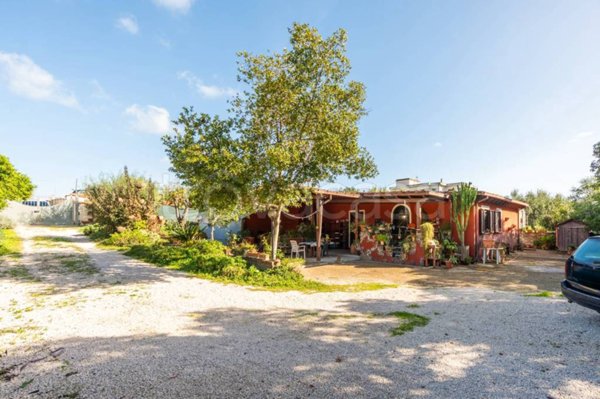 casa indipendente in vendita ad Ardea in zona Castagnetta