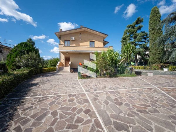 casa indipendente in vendita a Ciampino in zona Acqua Sotterra