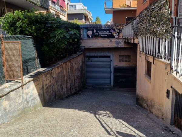 locale commerciale in vendita a Ciampino