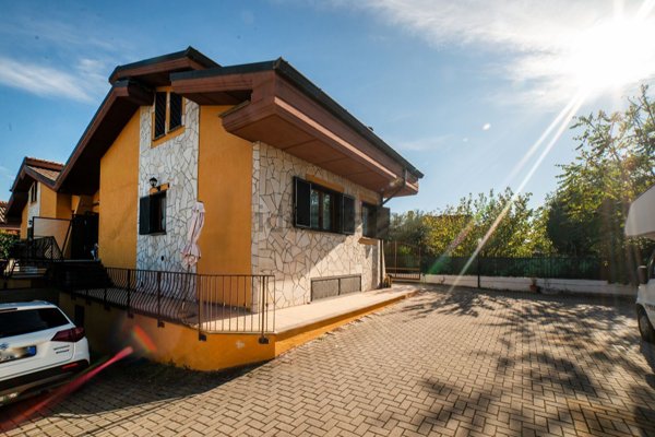 casa indipendente in vendita a Ciampino