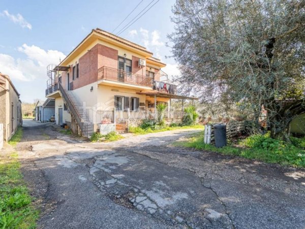 appartamento in vendita a Ciampino in zona Acqua Sotterra