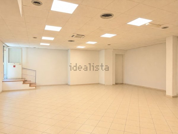 locale di sgombero in vendita a Ciampino in zona Acqua Sotterra