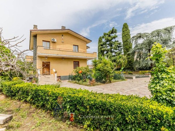 casa indipendente in vendita a Ciampino in zona Acqua Sotterra
