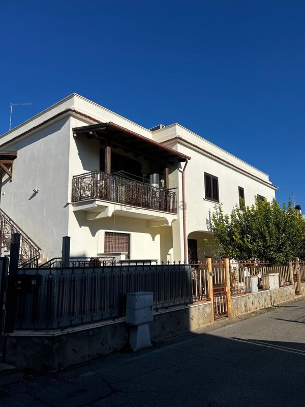 appartamento in vendita a Ciampino in zona Acqua Sotterra