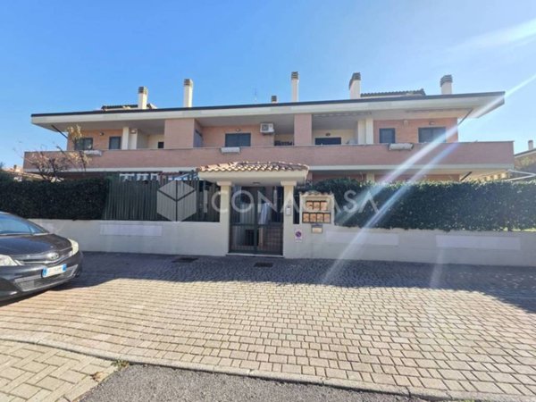appartamento in vendita a Ciampino in zona Acqua Sotterra